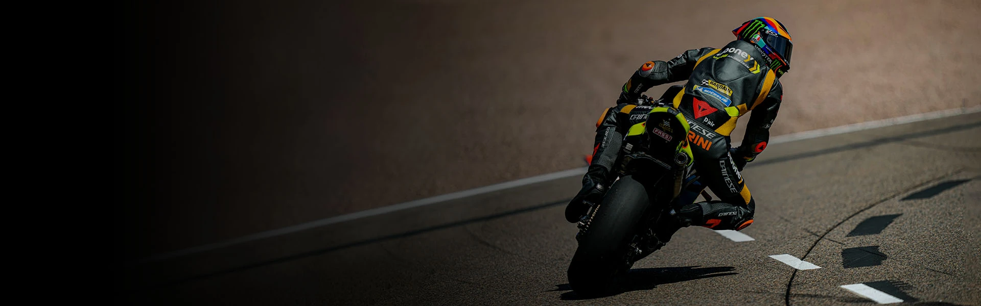 Racemotor met Bardahl-branding op het circuit